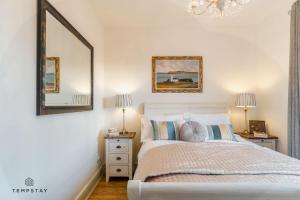 LUXURY HOME - CENTRAL WINDSOR, GATED PARKING - By Tempstay