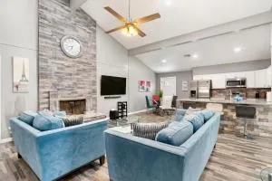 CYC Mega House with BBQ Gazebo - Leon Valley