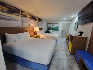 King Room - Disability Access/Non-Smoking room in Days Inn by Wyndham Ruidoso Downs