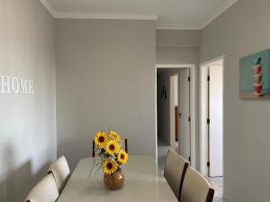 Apartamento 3 Dormitórios Praia Enseada Guarujá, Piscina, Vista ao fundo e sol da manhã!.