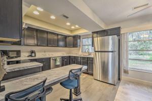 Sunny Crystal River Home with Screened-In Porch