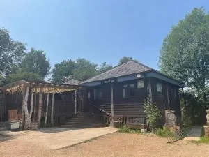 Tree Tops Holiday Let & Sauna South Downs West Sussex Sleeps 10 - 斯托灵顿