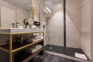 Hotels Aigle Noir Fontainebleau MGallery : Chambre Supérieure avec Lit King-Size et Vue sur la Cour