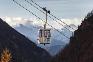 HelloChalet - Maison Mont Fleury- newly refurbished 50 mt center and ski bus stop