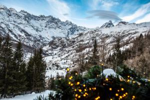 HelloChalet - Maison Mont Fleury- newly refurbished 50 mt center and ski bus stop