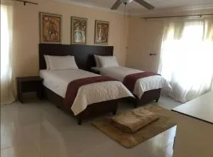 Hall's Home - Mmopone