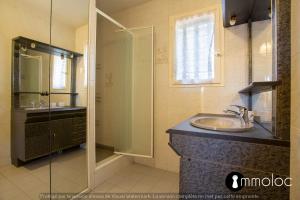 Maisons de vacances 4 bedroom house with air conditioning and garden : photos des chambres