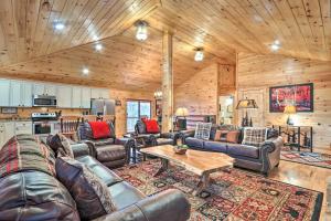 Luxe Cabin with Hot Tub, Theater, Pool Table, Arcade