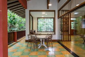 Casa com área gourmet em condomínio perto da praia