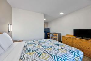 Queen Room - Non-Smoking room in Studio 6-North Richland Hills TX - Fort Worth