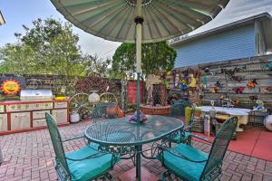 8 Mi to Beaches Artistic Bradenton Studio with Yard