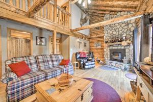 Pet-Friendly New York Cabin with Hot Tub and Game Room