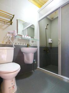 Phòng Bốn Người Có Phòng Tắm Riêng (Quadruple Room with Private Bathroom)