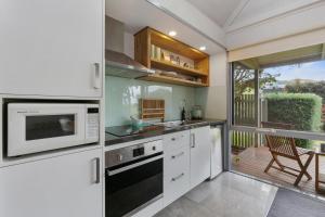 Apollo Bay Beach Hut ~ Wifi ~ Opposite The Ocean