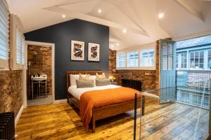 Deluxe Rustic Style Two Bedroom Bethnal Green - Yard View