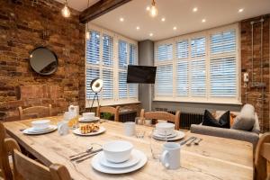 Deluxe Rustic Style Two Bedroom Bethnal Green - Yard View