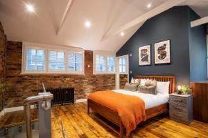 Deluxe Rustic Style Two Bedroom Bethnal Green - Yard View