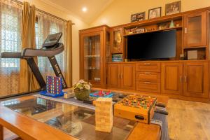 StayVista at The Willowfield with BBQ Grill & Bonfire