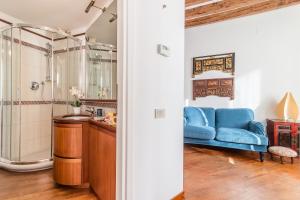 7 WINDOWS ON VENICE by LionHost