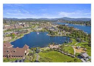 Modern Riverstone Condo with Grand Deck - Steps to Shops, Restaurants, Trails and River - Gibbs