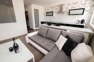 Great Apartment Blck&Wht near center & own parking