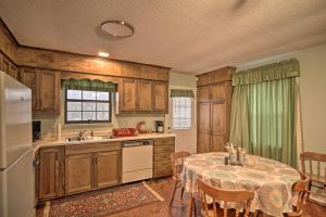 Inviting Apartment with Deck in Smoky Mountains