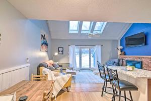 Near Newfound Lake: Plymouth Condo w Fireplace!