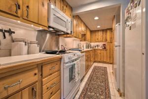 Lakefront Poconos Retreat with Hot Tub, Near Hiking!