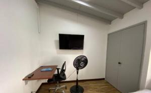 Apartamento cerca al centro comercial Santafé A105 By Roots Rentals