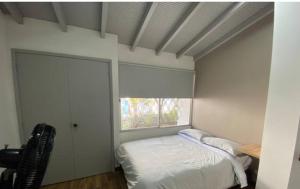 Apartamento cerca al centro comercial Santafé A105 By Roots Rentals