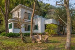 StayVista at Magpie Cottage with Sona River View - Malaī