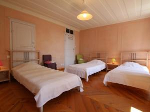 Maisons de vacances Gite Mazerat-Aurouze, 5 pieces, 9 personnes - FR-1-582-217 : photos des chambres