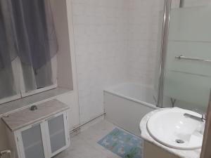 Appartements Appartement Lorcy, 3 pieces, 5 personnes - FR-1-590-194 : photos des chambres