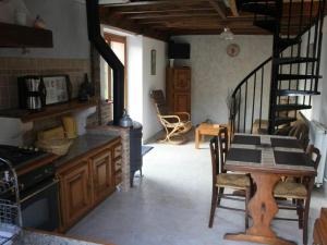 Maisons de vacances Gite Dampierre-en-Burly, 3 pieces, 4 personnes - FR-1-590-43 : photos des chambres