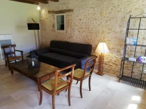 Maisons de vacances Gite Ainay-le-Vieil, 5 pieces, 8 personnes - FR-1-586-15 : photos des chambres