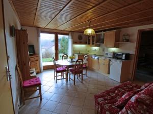 Maisons de vacances Gite Basse-sur-le-Rupt, 2 pieces, 4 personnes - FR-1-589-62 : photos des chambres