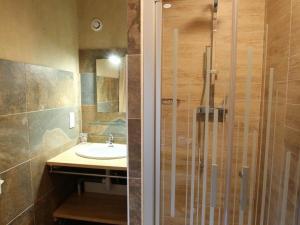 Maisons de vacances Gite Saint-Julien-des-Chazes, 5 pieces, 9 personnes - FR-1-582-17 : photos des chambres