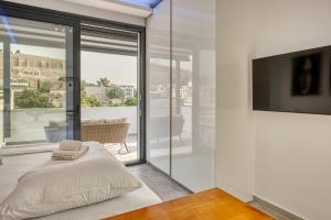 Cozy Deck Roof Apt at the Foothills of Acropolis