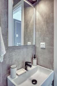 Cozy Deck Roof Apt at the Foothills of Acropolis