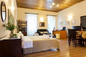 Psyri Neoclassical House Yard Free Parking