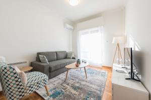 Two-Bedroom Apartment room in Renovated apt for 6 close to Metro