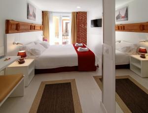 Double Room with Balcony room in Hostal Royal Cruz