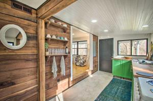 Stoney Creek Cottage Waterfront Hot Tub, Fire Pit