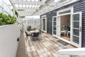 Hampton Court - Matiatia Bay