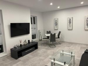 Stunning 2-Room Penthouse with Lakeview W11