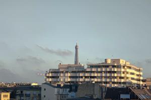 Beautiful And Bright Appt With Eiffel Tower View