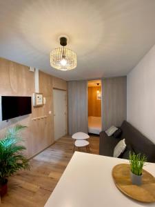 Appartements N°2 L'epicea - Appart Hotel La Maison Sevigne : photos des chambres