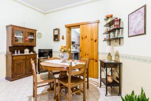 Yellow-house 100 meters from the sandy beach