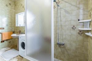 Yellow-house 100 meters from the sandy beach