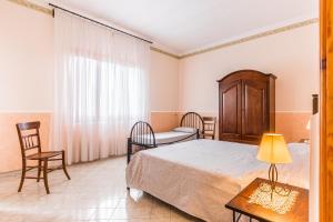 Yellow-house 100 meters from the sandy beach